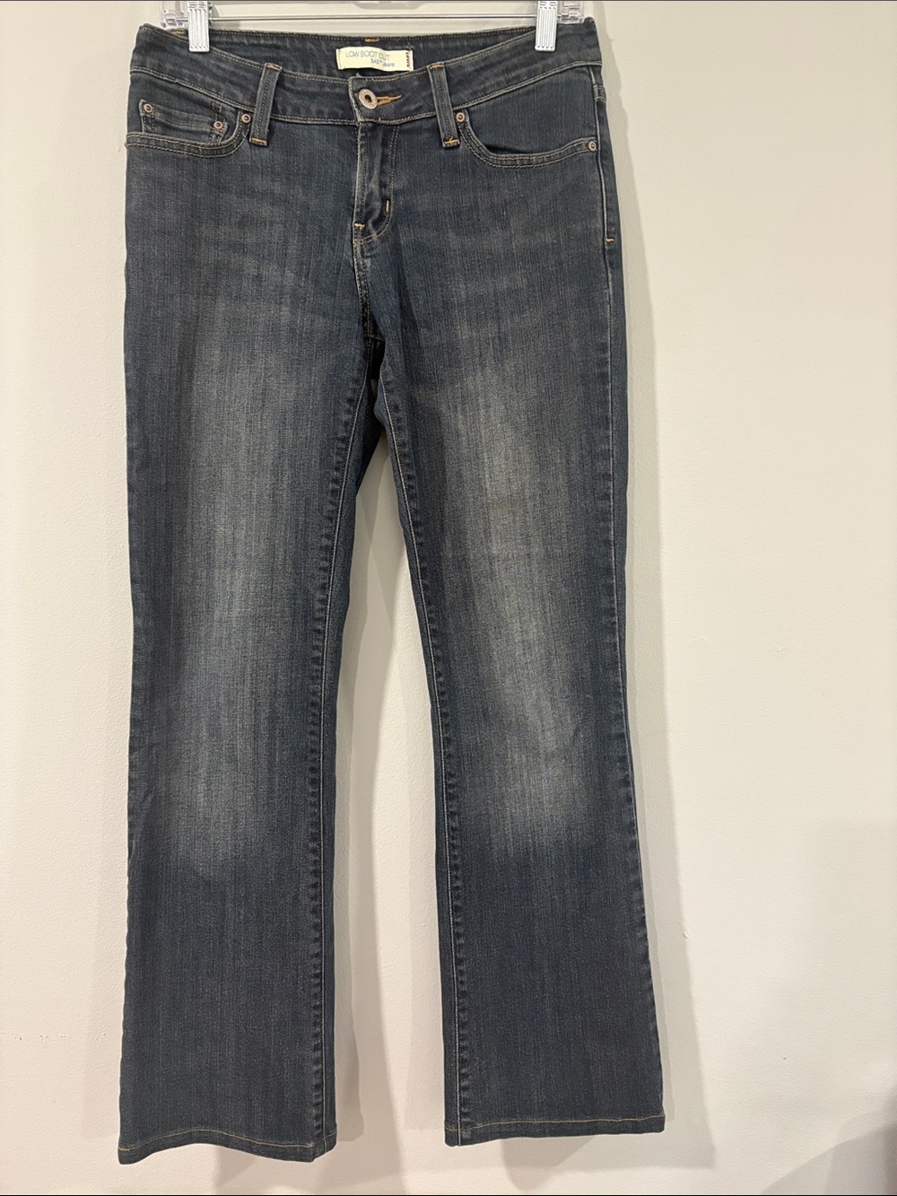 Levis 545 jeans low but cut mid rise fit 
Flap back pockets